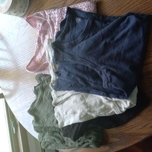 4 tank tops 1 tee shirt size L